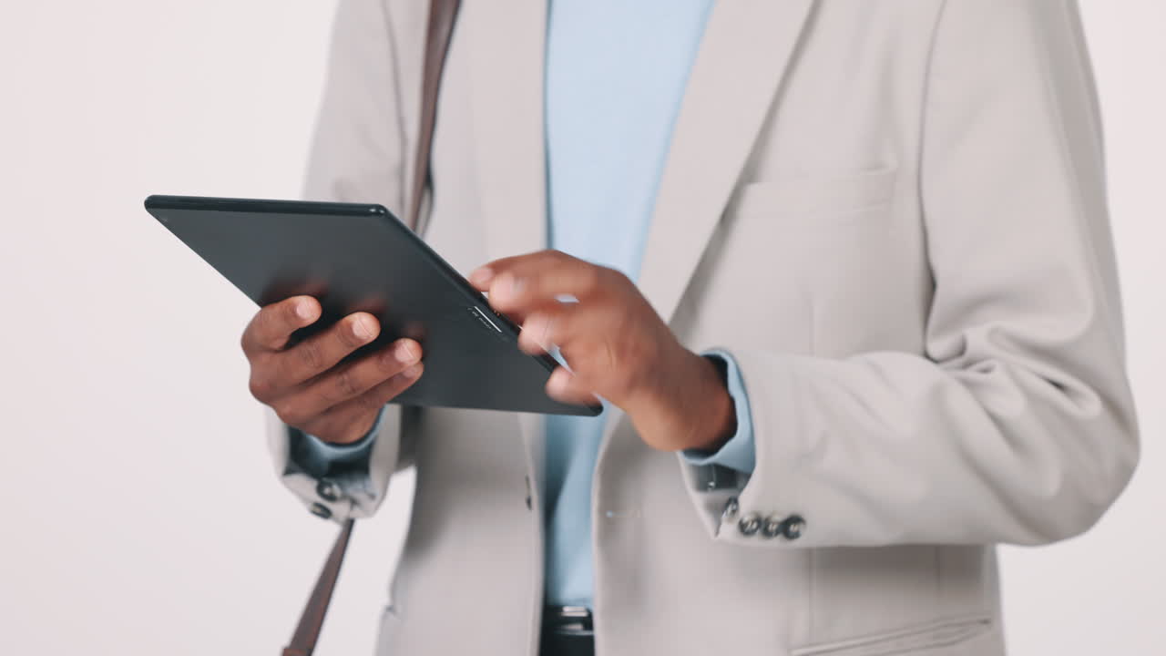 hombre de negocios, manos y mecanografía con tableta