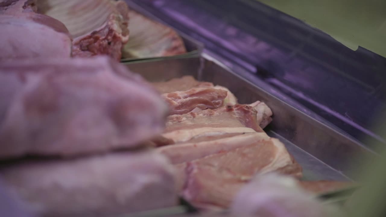 pezzi di maiale esposti in un frigorifero di un supermercato