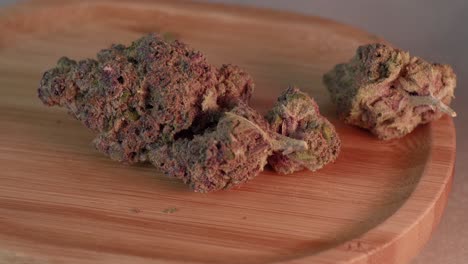 vista panorámica de primer plano de cogollos de marihuana frescos, flores de cannabis, con tallos en la bandeja