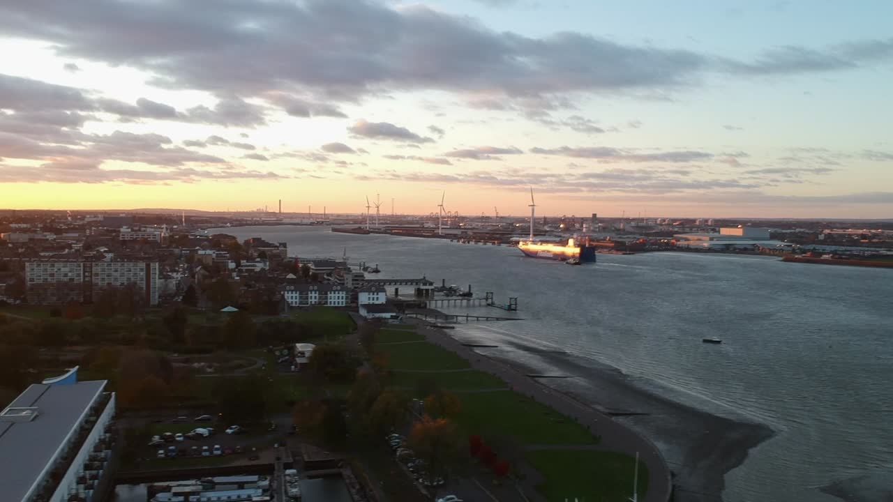 barco navegando por el río támesis al atardecer