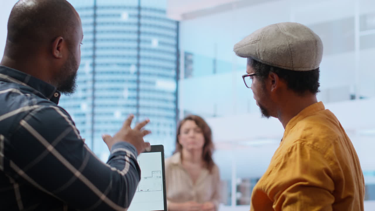 agente inmobiliario y empresario que colaboran en un proyecto de inversión inmobiliaria