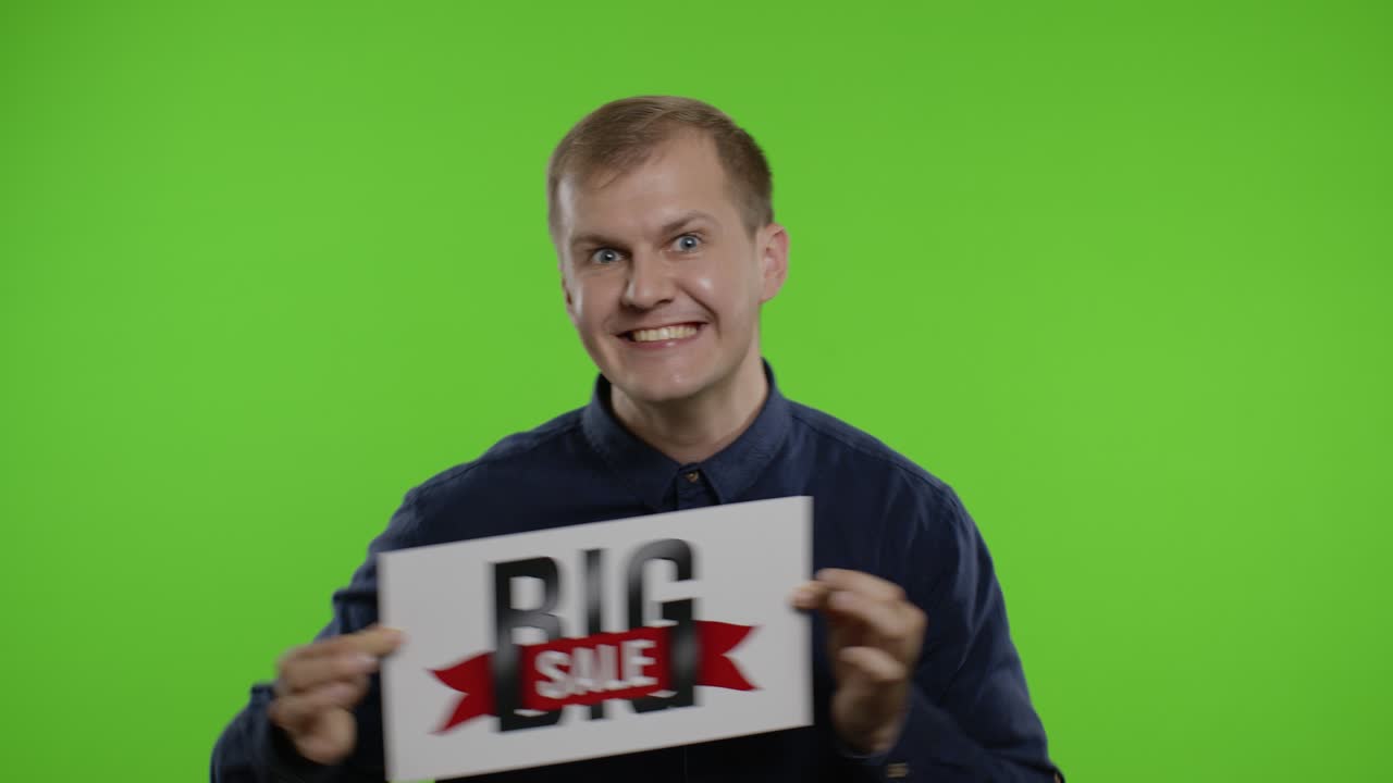 hombre mostrando inscripción de venta grande, descuentos de alegría, ventas de compras en línea. viernes negro