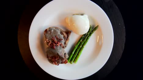 un delicioso plato de filet mignon gira en un plano cenital