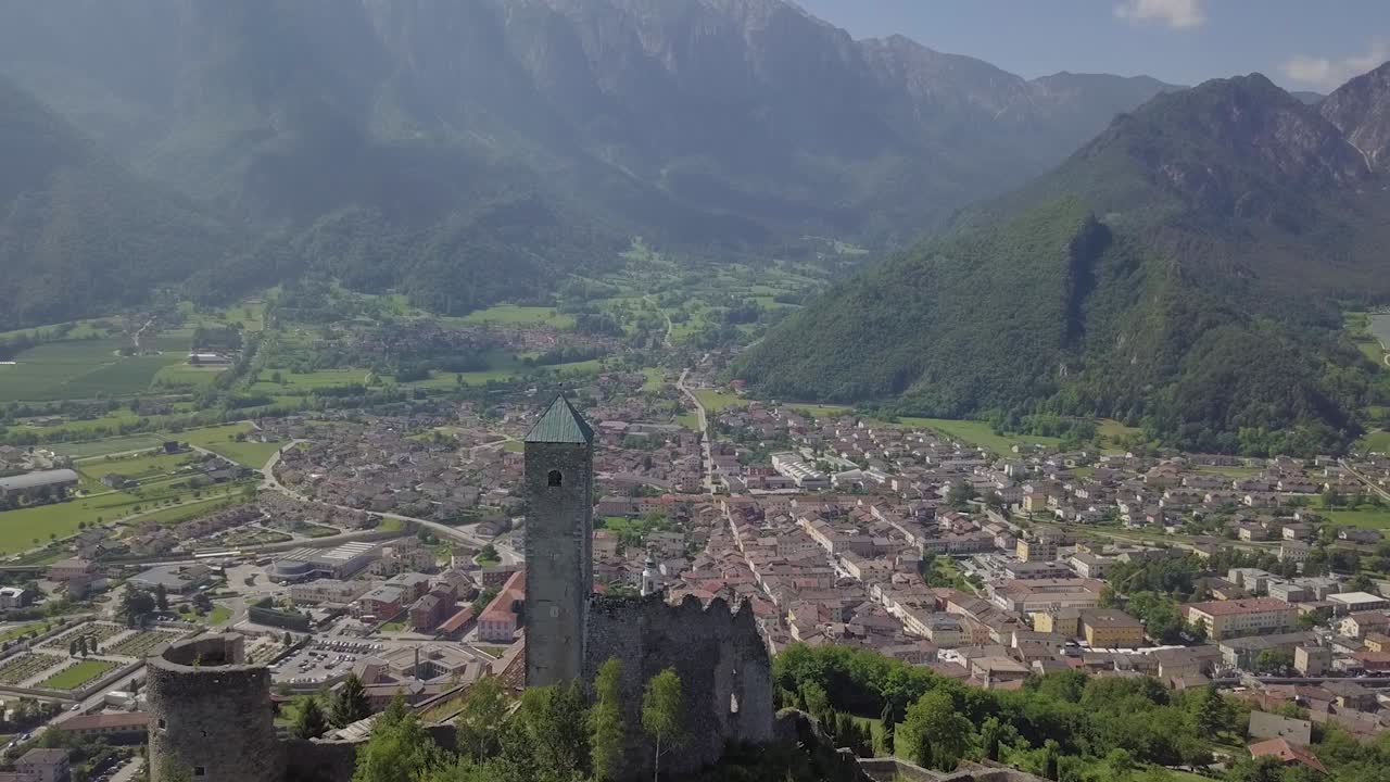 이탈리아 트렌티노(trentino italy)의 보르고 발수가나(borgo valsugana)의 탁 트인 전망, 도시와 산의 전망, 앞으로 날아가는 드론