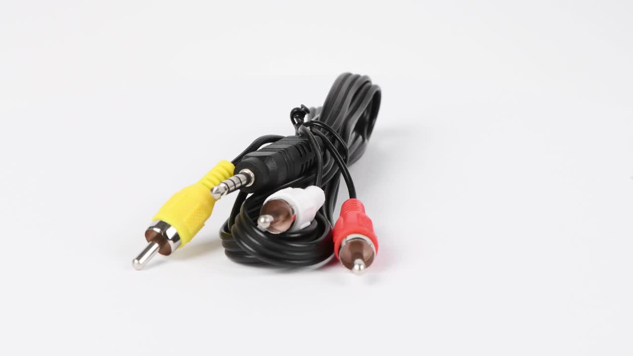 오디오 커터 (3rca av 케이블) 백색 배경, 측면 뷰, 루프 모션, 회전 360.