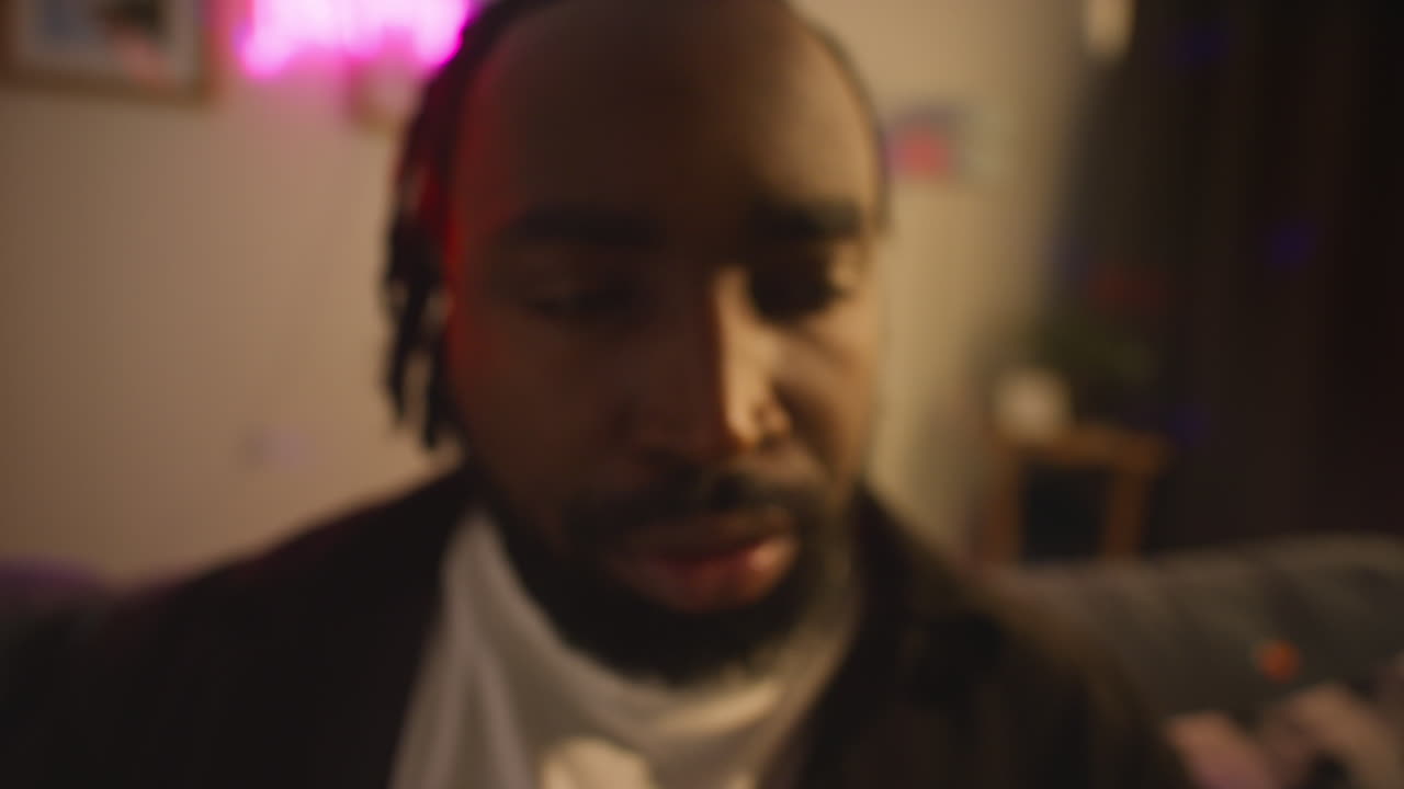 집 파티에서 알코올을 마신 후 소파에 누워있는 남자가 숙취로 고통 받고 있습니다.