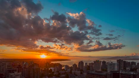 Spektakulärer-Zeitraffer-Sonnenuntergang-In-Vancouver,-BC,-Aufgenommen-Vom-Dach-Eines-Hochhauses-In-Der-Innenstadt