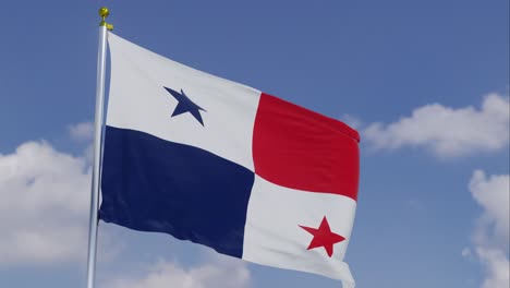 Bandera-De-Panamá-Moviéndose-En-El-Viento-Con-Un-Cielo-Azul-Claro-En-El-Fondo,-Nubes-Moviéndose-Lentamente,-Asta-De-Bandera,-Cámara-Lenta