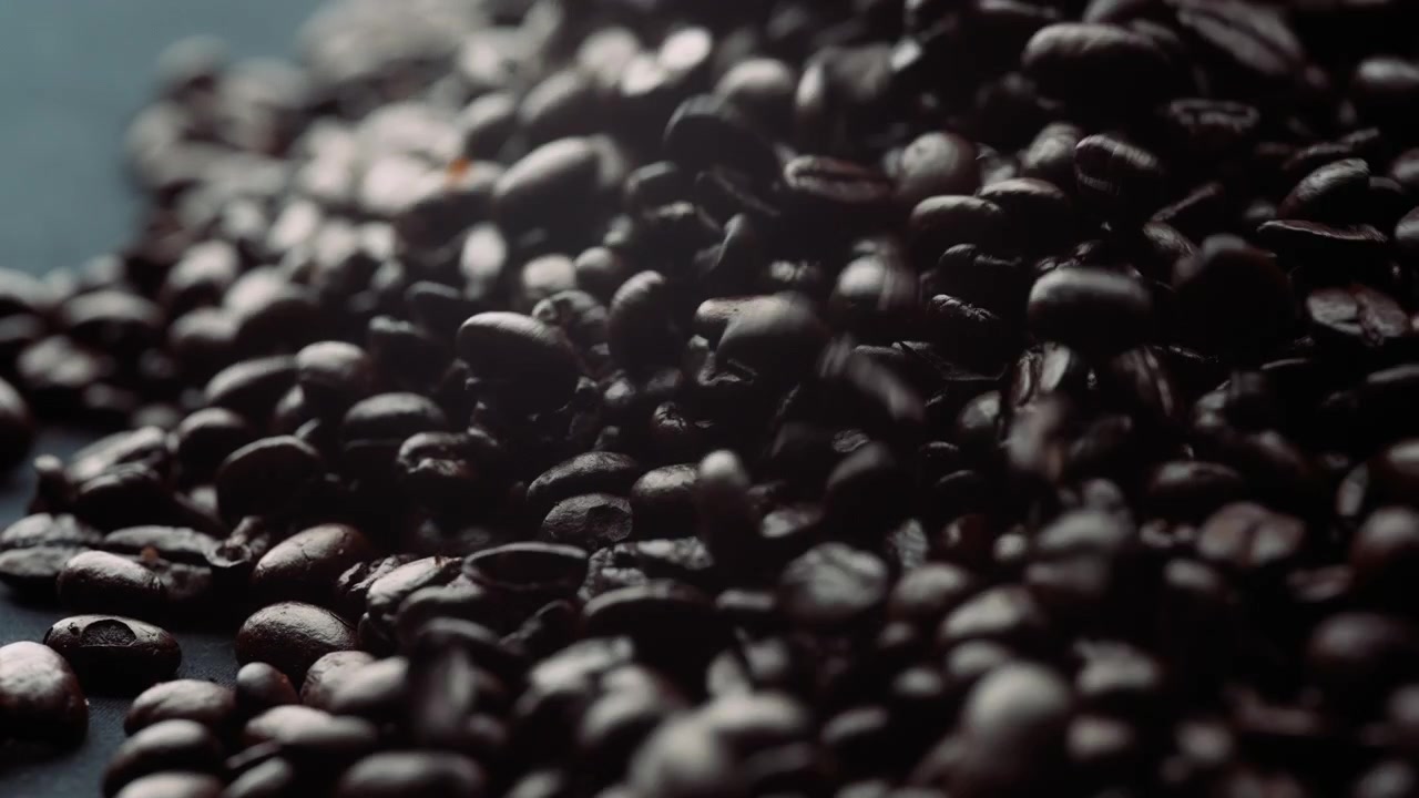 Fagioli di caffè che cadono al rallentatore