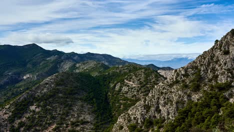 Zeitraffer-Ansicht-Der-Zerklüfteten-Berggipfel-Des-Cima-Calamorro-Gebirges-An-Der-Costa-Del-Sol-In-Spanien