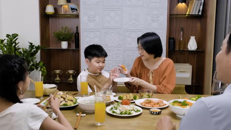 점심을 먹고 있는 아시아 가족.
