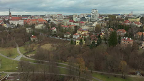 vista aérea del casco antiguo de olsztyn, arquitectura histórica, agujas, techos rojos, horizonte moderno, vegetación urbana, contraste de desarrollo