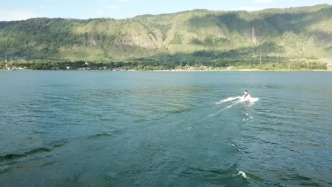 Vista-De-Drones-De-Jetski-En-El-Lago-Toba-Cerca-De-La-Isla-De-Samosir,-Sumatra,-Indonesia