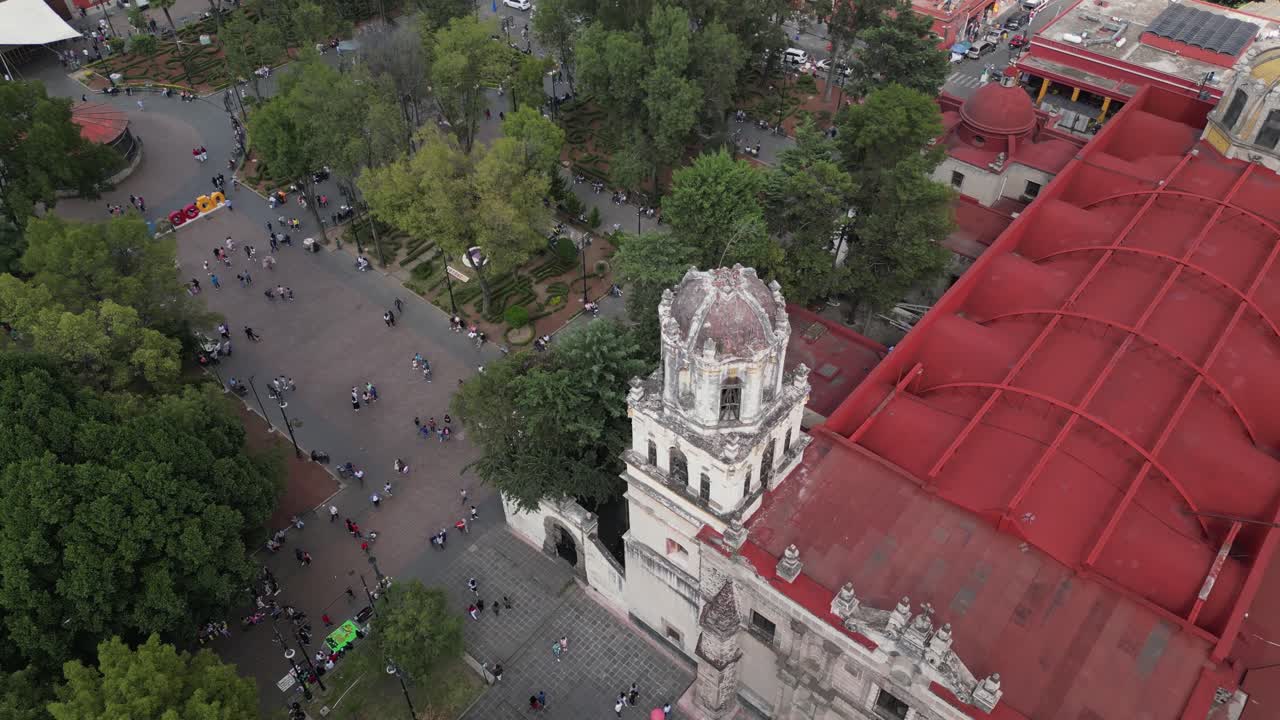 vistas aéreas de la parroquia de san juan bautista y el jardín de hidalgo, coyoacan, cdmx, méxico