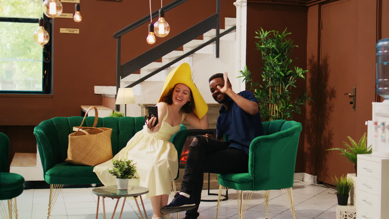 비디오 통화 컨퍼런스를 사용하는 관광객