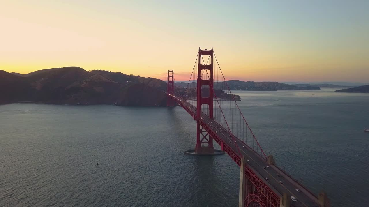 dolly aéreo hacia el puente golden gate durante la puesta de sol - 4k