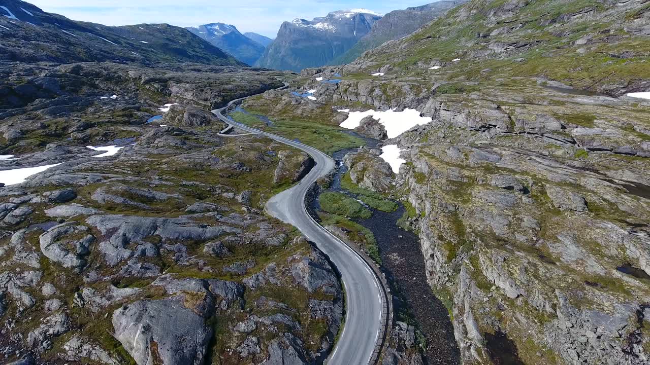 vista aérea de la montaña y el camino a dalsnibba, paisaje de primavera, noruega
