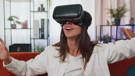 Junge-Mädchen-Verwenden-Zu-Hause-Eine-Virtual-Reality-Headset-Brille,-Spielen-Ein-3D-Videospiel-Und-Machen-Gesten-Mit-Den-Händen