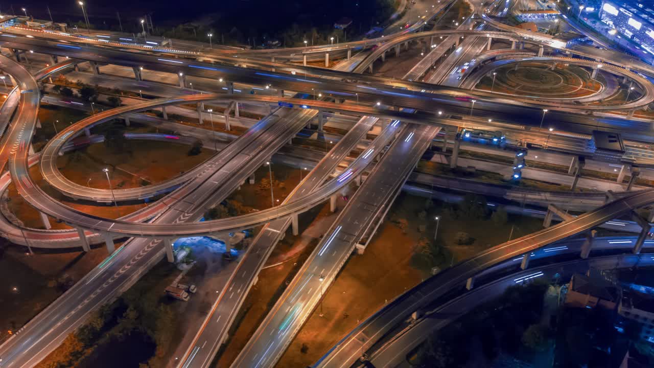 큰 교차로 다리와 고속도로를 가로지르는 교통의 공중 하이퍼 스 (aerial hyperlapse of traffic over big intersection bridges and ring road) - 태국 방의 큰 순환교차로 위에서 드론이 촬영한 4k 공중 사진.
