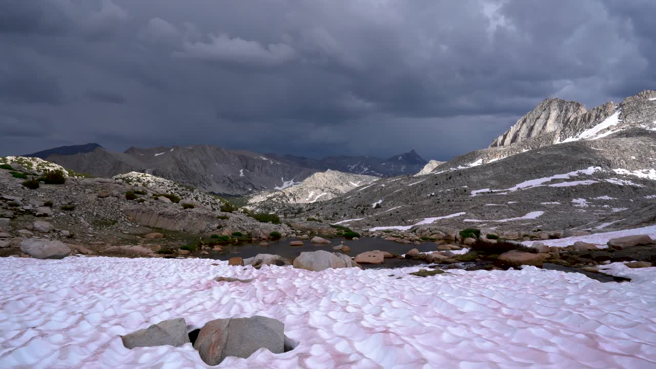 una tormenta que se avecina sobre las montañas de sierra nevada