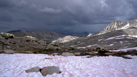 una tormenta que se avecina sobre las montañas de sierra nevada