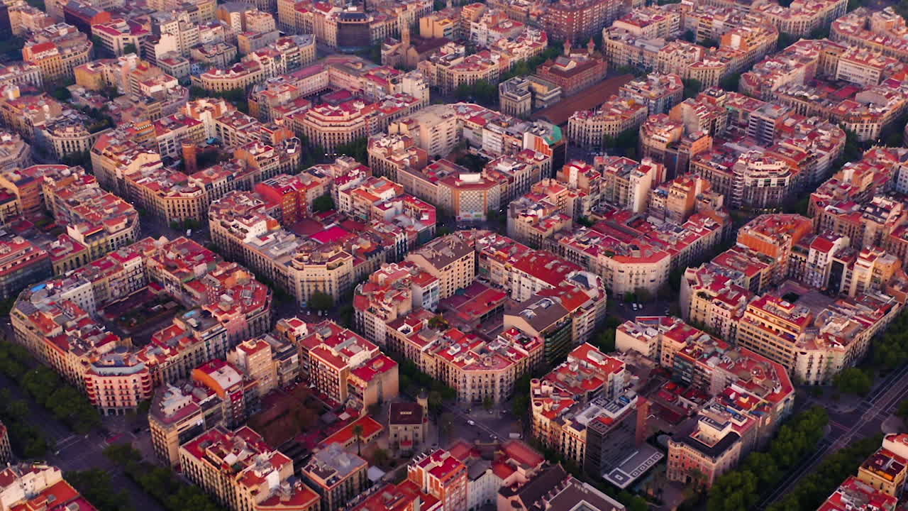 일출, 스페인 바르셀로나의 새로운 분기에 있는 사각형 블록의 항공 보기