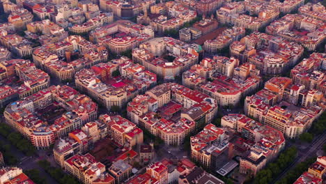 Vista-Aérea-De-Bloques-Cuadrados-En-El-Barrio-Nuevo-De-Barcelona-Al-Amanecer,-España