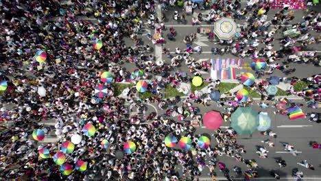 Cenital-Drohnenaufnahme-Einer-Menschenmenge,-Die-Bei-Der-Pride-Parade-In-Mexiko-Stadt-Im-Juni-Die-Gay-Pride-Flagge-Schwenkt