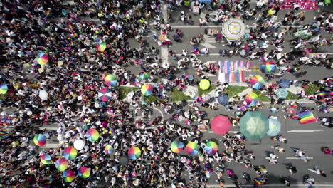 Disparo-Cenital-De-Una-Multitud-Ondeando-La-Bandera-Del-Orgullo-Gay-En-El-Desfile-Del-Orgullo-Gay-En-La-Ciudad-De-México-Durante-Junio