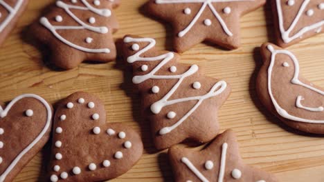 Dekorieren-Von-Lebkuchenplätzchen-Für-Weihnachten,-Nahaufnahme-Einer-Makroaufnahme,-Bei-Der-Handgefertigte-Festliche-Süßigkeiten-Und-Kekse-Für-Das-Neue-Jahr-Mit-Weißer-Glasur-Hergestellt-Werden