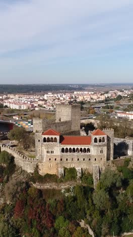 video castillo vertical de leiria, portugal vista desde el aire