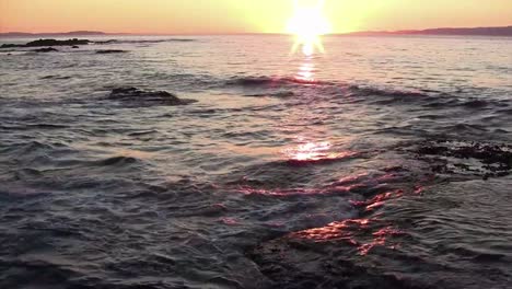 una hermosa puesta de sol sobre el océano