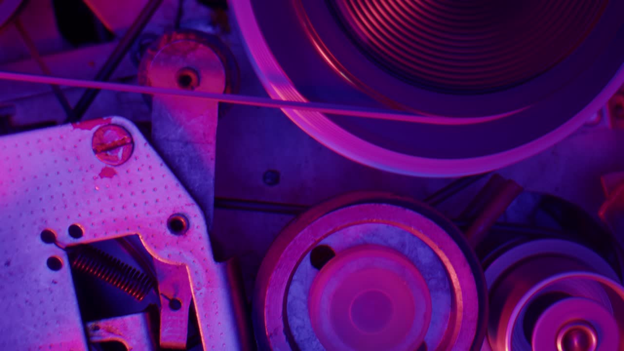 mecanismo de máquina vintage bajo iluminación de neón