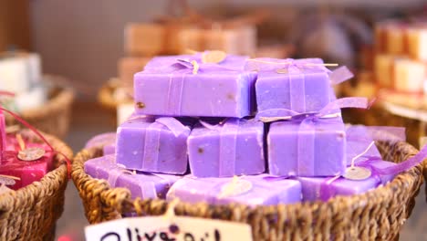 jabón de lavanda púrpura en la canasta