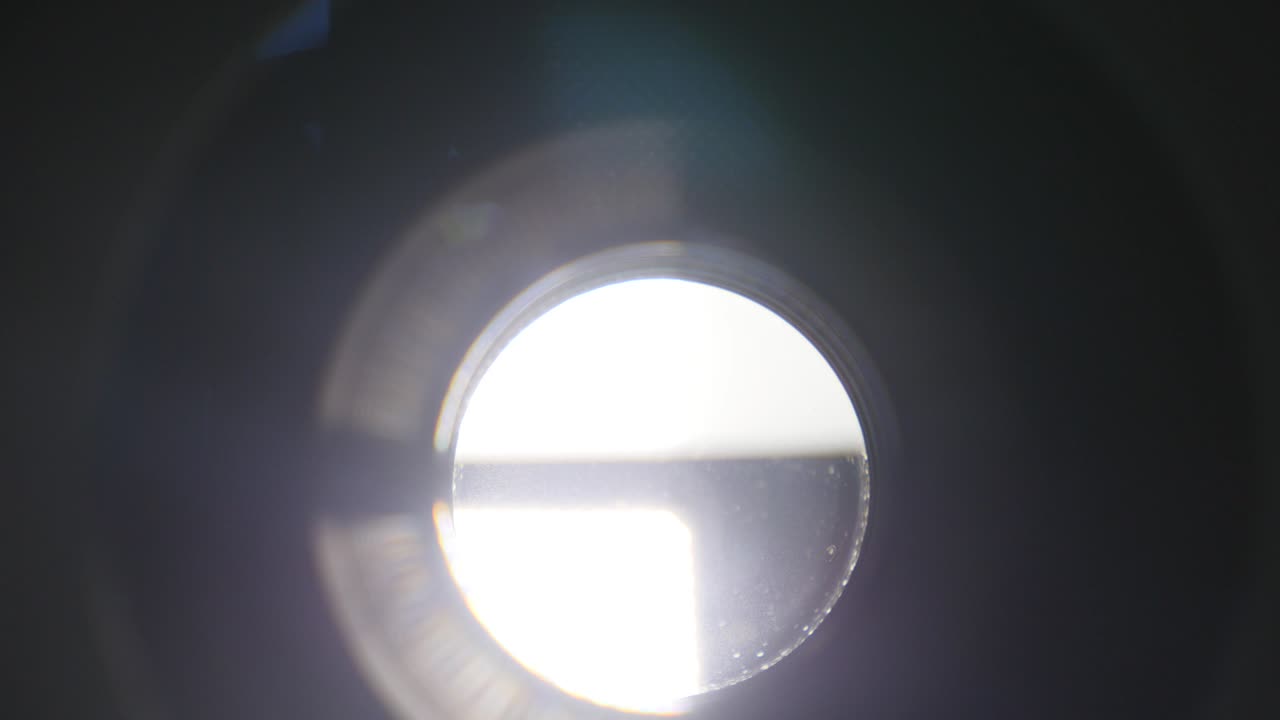 apertura y cierre de la lente de la cámara. fotografía macro de vista frontal