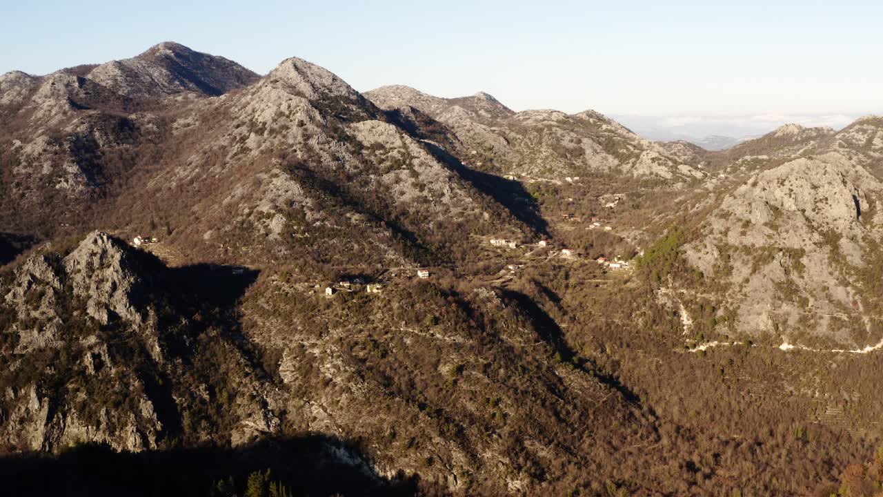AEREA - Valle tra le montagne intorno al Lago di Scutari, Montenegro, in ascesa.