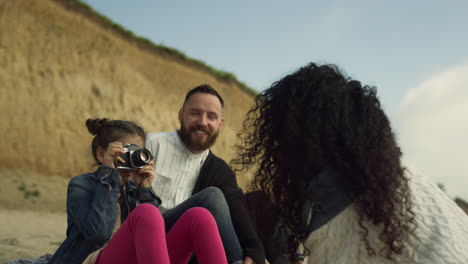 Familia-Joven-Divirtiéndose-En-La-Playa.-Niño-Pequeño-Tomando-Fotos-En-Un-Día-Soleado.