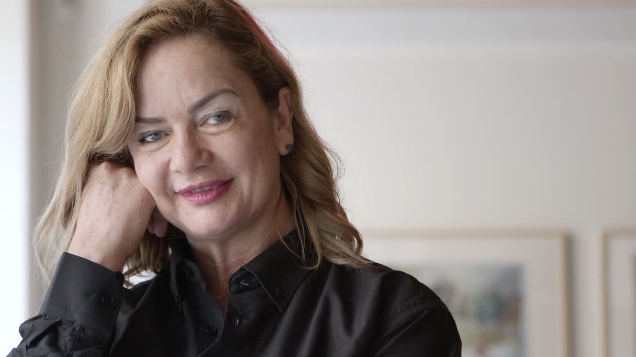 mulher de negócios confiante sorrindo para a câmera