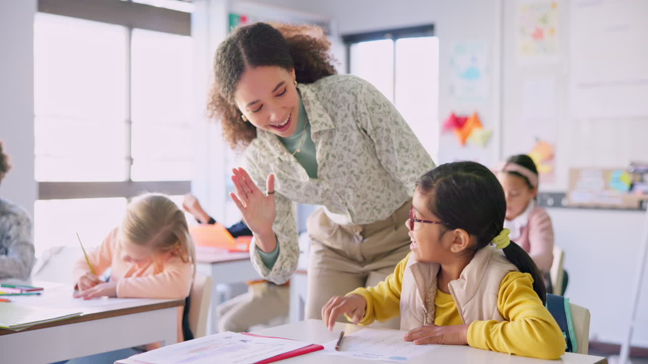 maestra, chica de cinco años.