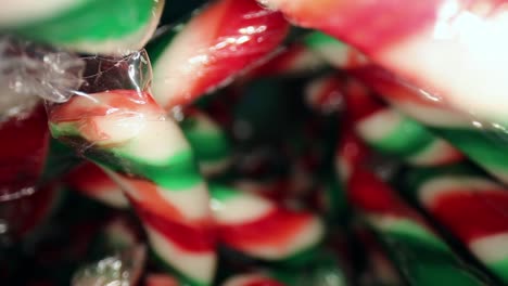 Tolle-Makroansicht-Mehrerer-Verpackter-Roter,-Weißer-Und-Grüner-Mini-Zuckerstangen