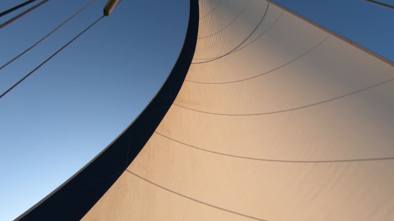 온통 하얀 돛을 단 요트 돛대