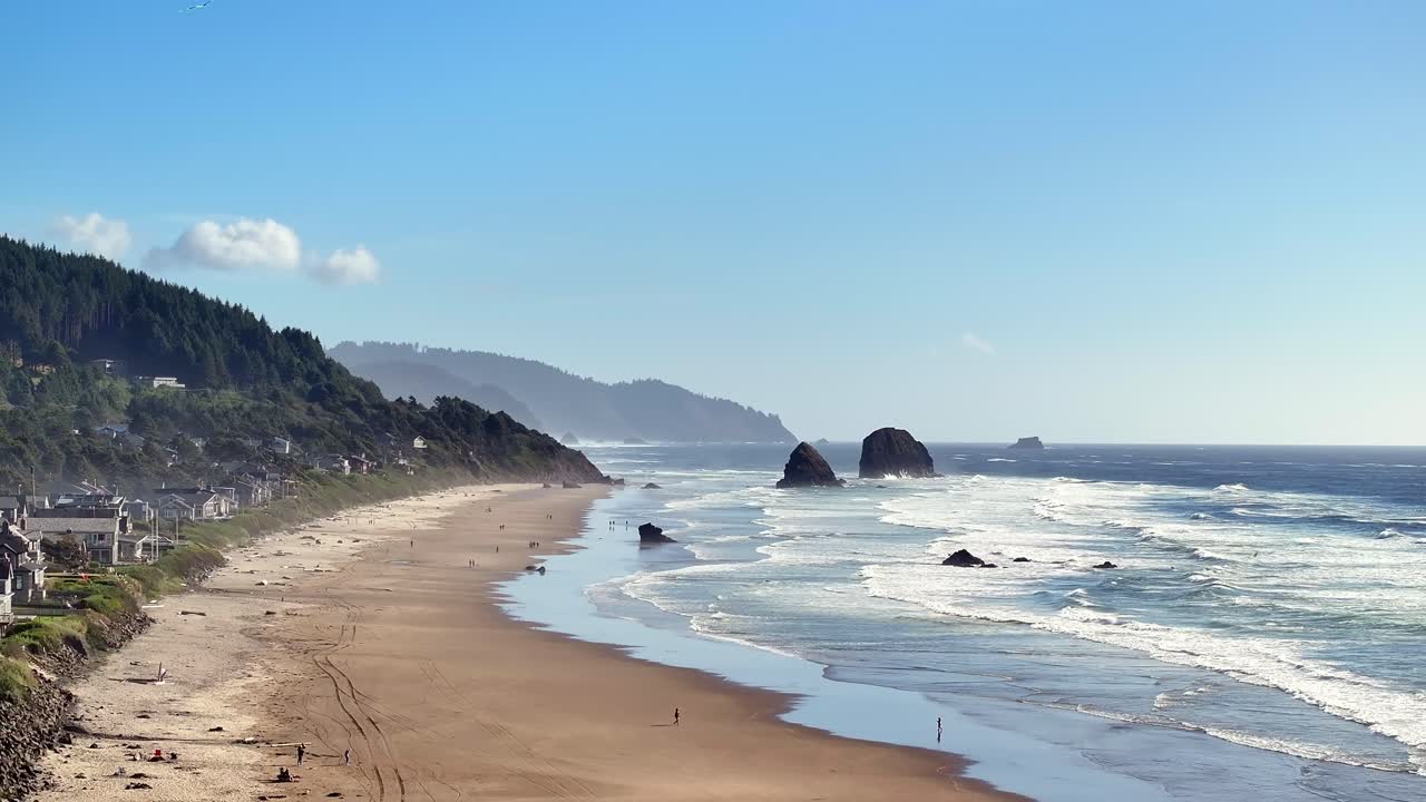 vista panorámica de la playa de cannon en el condado de clatsop, oregon, estados unidos