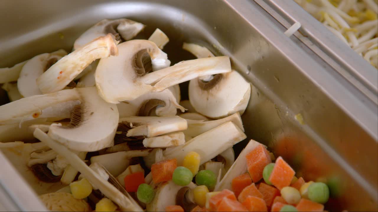 산업용 식품 준비: 활기찬 개진 채소 혼합물, 버섯