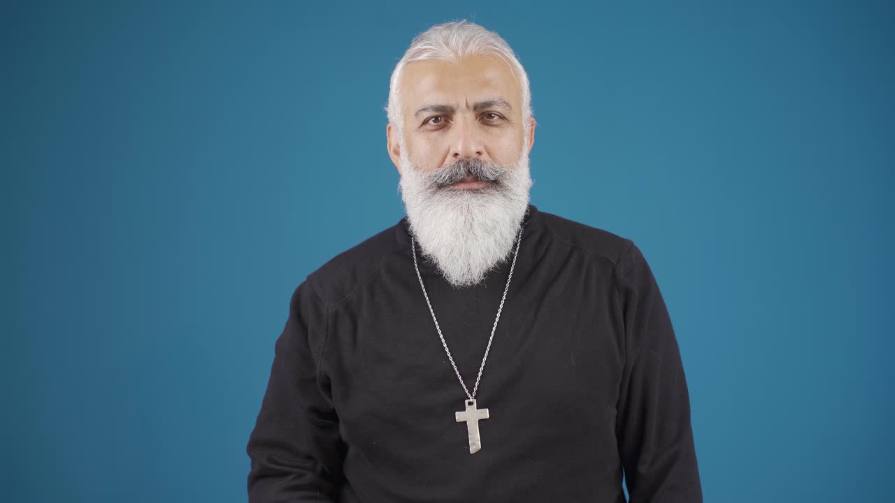 그리스도인 남자는 또한 십자가의 표시를 합니다. 그리스도인 남자의 클로즈업.