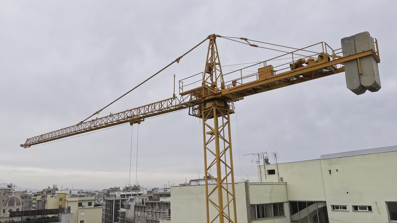 в стадии строительства с большим краном