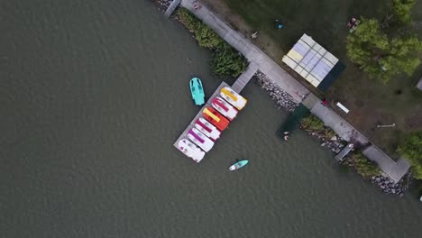 Antena-De-Arriba-Hacia-Abajo---Lago-Con-Botes-A-Pedal,-Tablas-De-Surf-Y-Gente