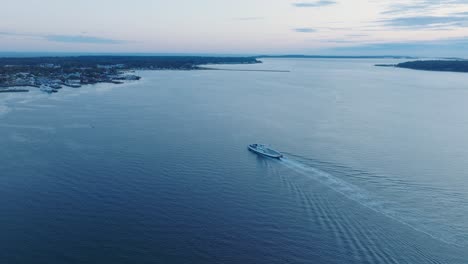 Luftdrohnenaufnahme-Von-Orient-Greenport-North-Fork-Long-Island-New-York-Vor-Sonnenaufgang-Mit-Fähre-Und-Häusern