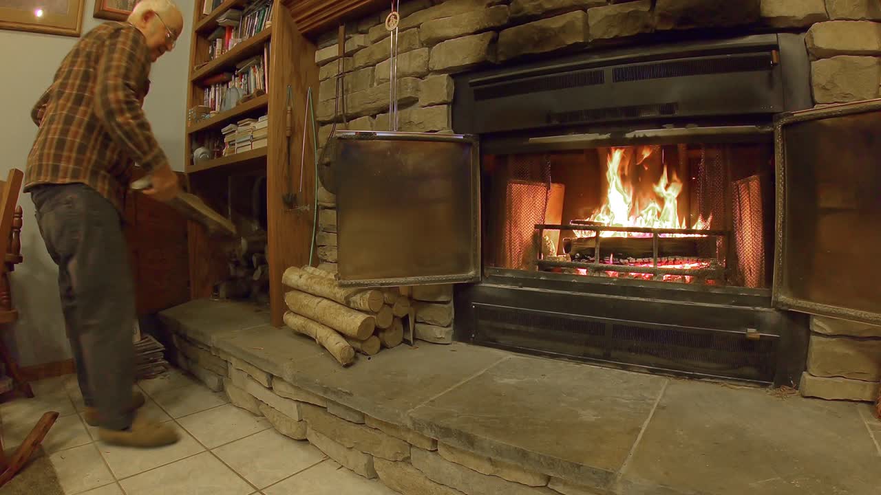 스플릿 로그로 불을 지른 노인