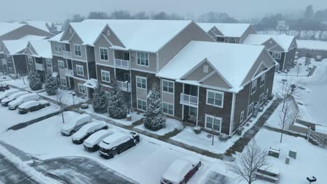 Copos-De-Nieve-Cayendo-Que-Cubren-El-Techo-Y-La-Calle-Del-Barrio-Americano