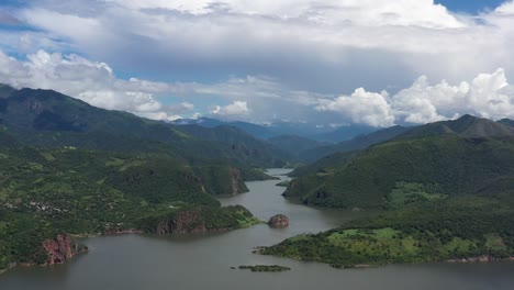 toma aérea en méxico viendo el agua